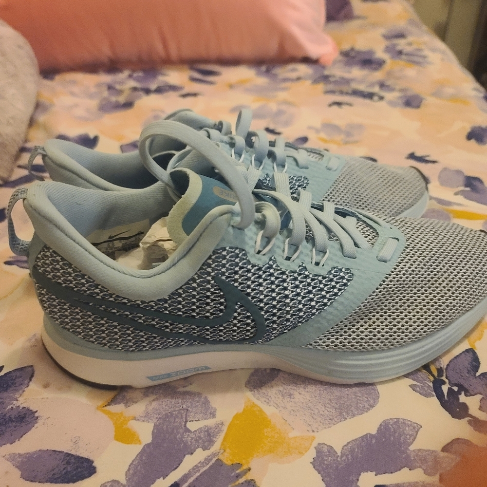 Nike Zoom Strikes - Picture 3 of 5